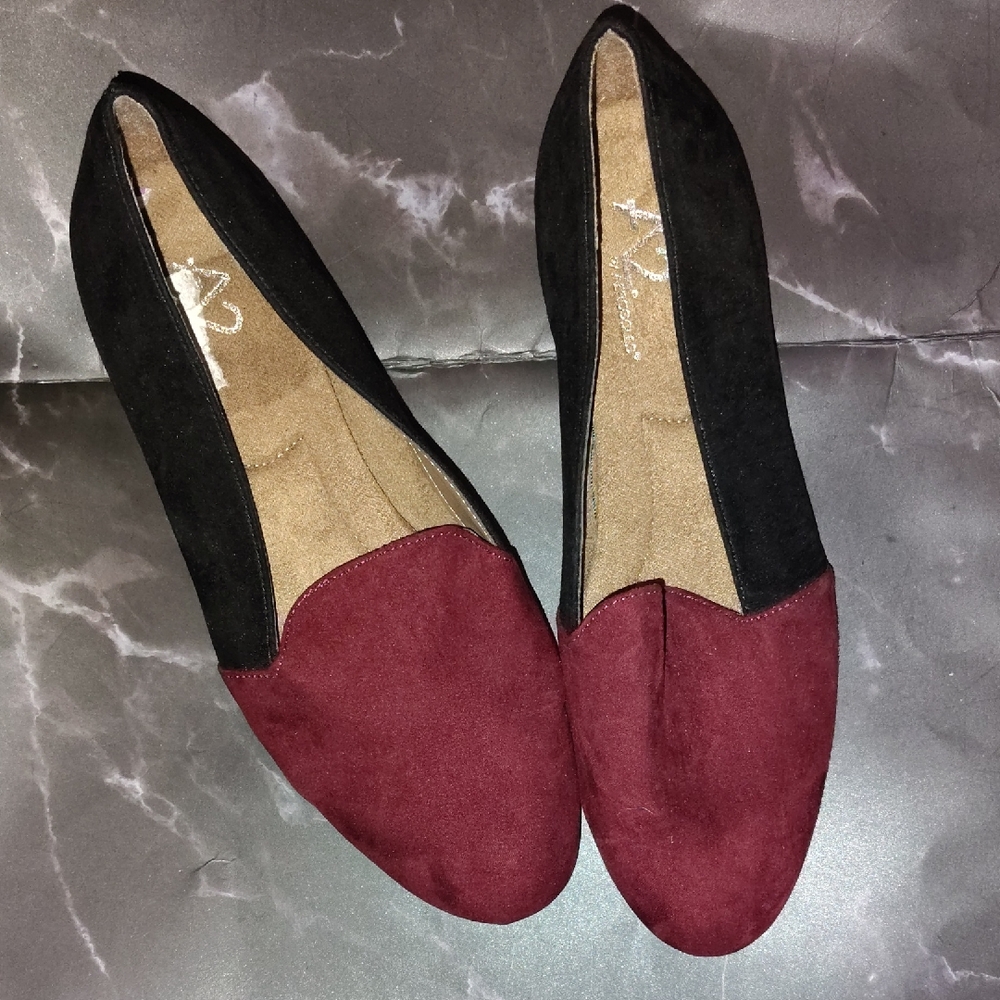 Chic Women's Black and Burgundy Loafers